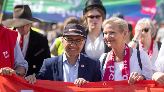 Kundgebung zum Tag der Arbeit mit Vertretern aus Gewerkschaften, Kirche und Politik am 1. Mai 2025 am Rande des Evangelischen Kirchentags in Hannover.