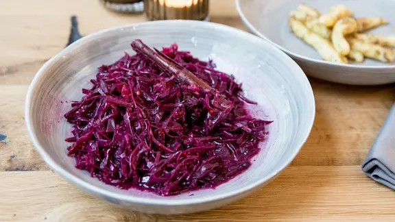 Rotkohl auf einem Teller angerichtet.