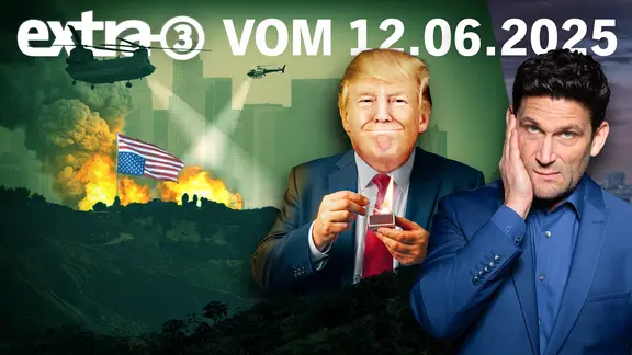 US-Präsident Donald Trump zündelt an einer Schachtel Streichhölzer und steht neben der brennenden Skyline von Los Angeles. Daneben Christian Ehring. (extra 3 vom 12.06.2025 im Ersten) (Bild hat KI-generierte Elemente)