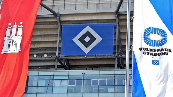 Die Hamburg-Flagge vor dem Volksparkstadion des HSV