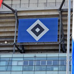 Die Hamburg-Flagge vor dem Volksparkstadion des HSV