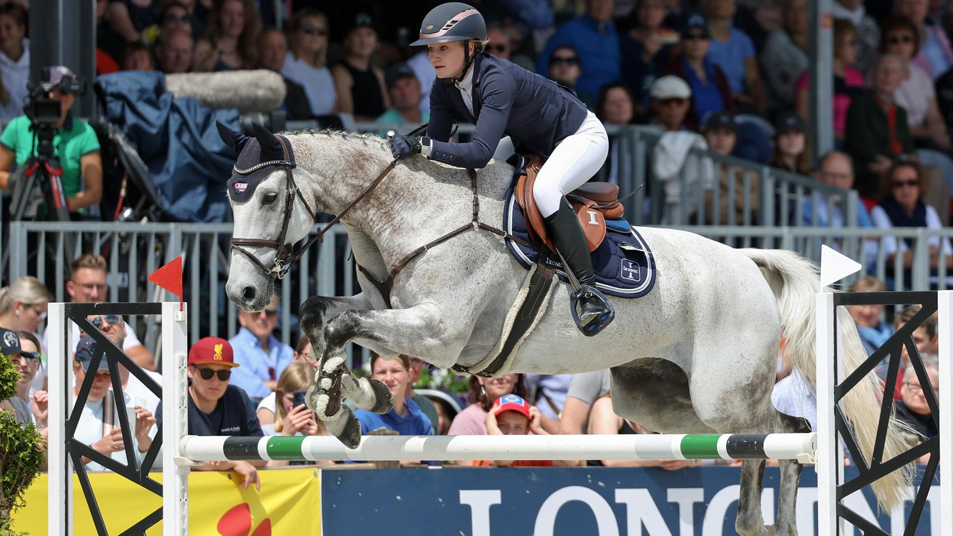 Die deutsche Vielseitigkeitsreiterin Antonia Baumgart mit Lamango | picture alliance/dpa | Friso Gentsch