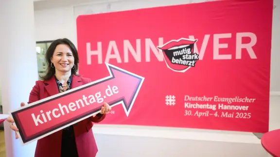 Anja Siegesmund, Präsidentin Deutscher Evangelischer Kirchentag, steht bei der Programmvorstellung des Evangelischen Kirchentages Hannover 2025 im Haus der Religionen.