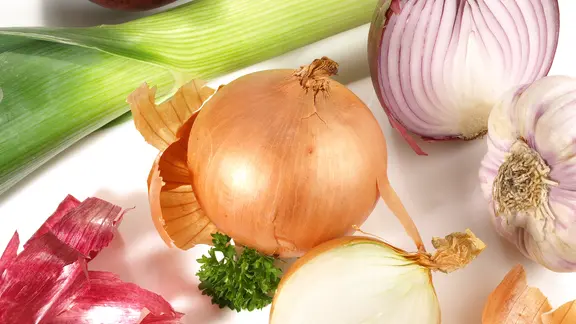 Zwei aufgeschnittene und eine ganze Zwiebel | Fotolia.com, ExQuisine Zwei aufgeschnittene und eine ganze Zwiebel