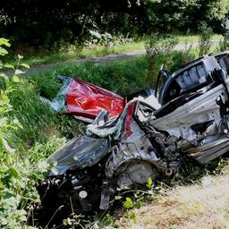 Ein Pkw steht nach einem Unfall an einer Straße.