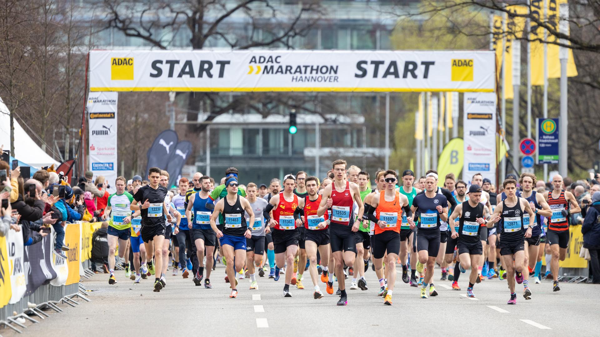 Marathoni laufen durch den Torbogen beim Hannover-Marathon 2023. | eichels: Event GmbH