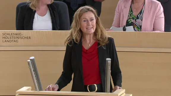 Finanzministerin Silke Schneider spricht im Landtag in Kiel.