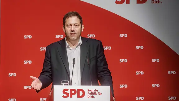 Der SPD-Parteivorsitzende Lars Klingbeil (SPD) spricht auf dem Landesparteitag der SPD in Husum.
