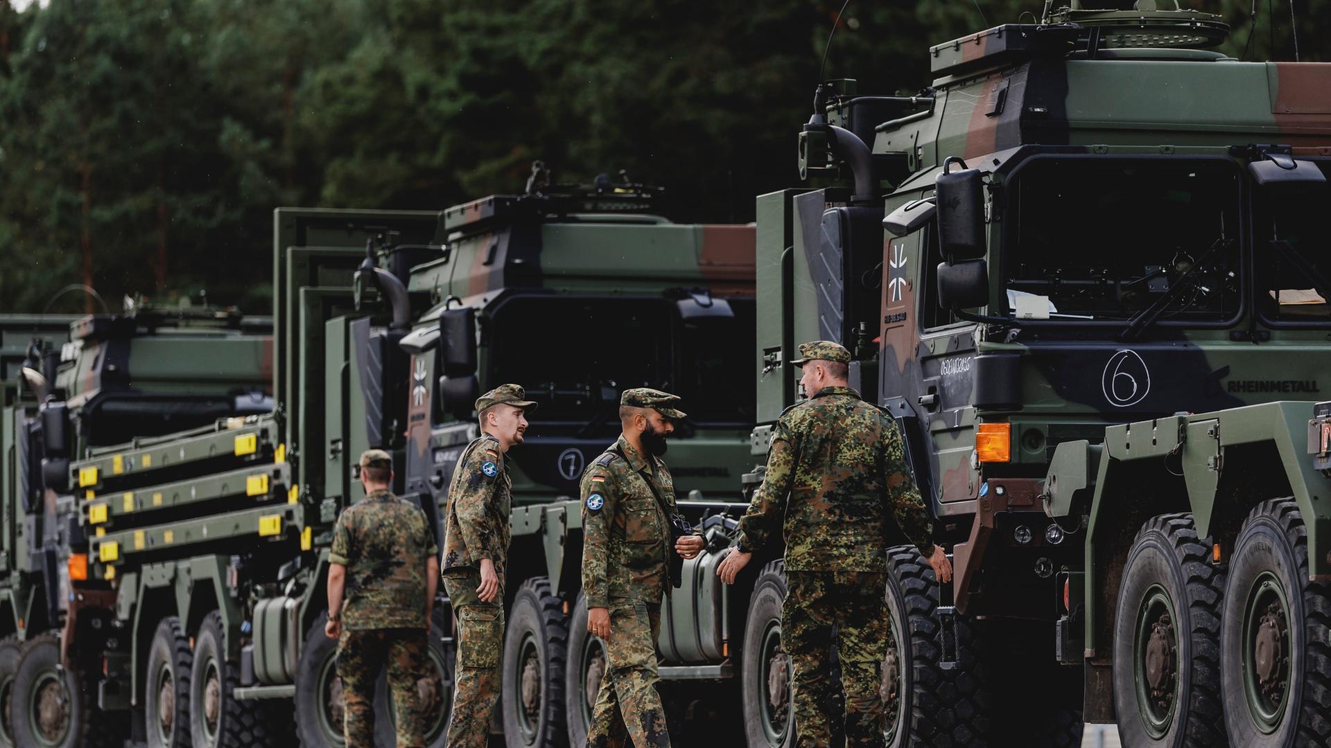 Soldaten machen eine technische Prüfung an einem Laster. | picture alliance / photothek.de | Florian Gaertner
