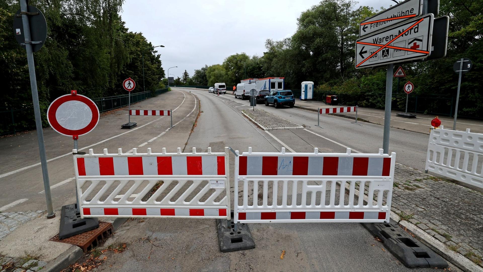 Waren: Belastungstests auf der gesperrten Herrenseebrücke