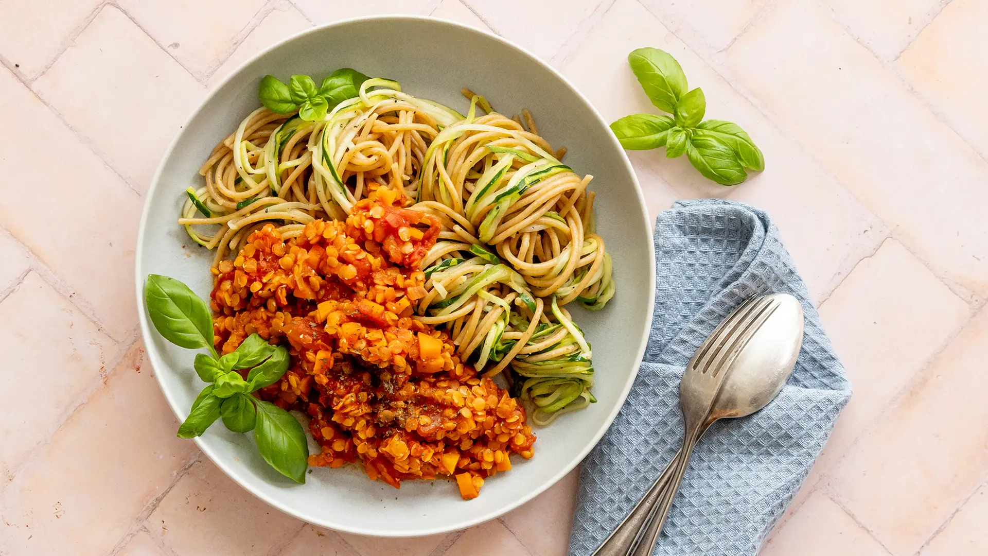Zucchini-Dinkel-Nudeln mit Linsenbolognese | ndr.de