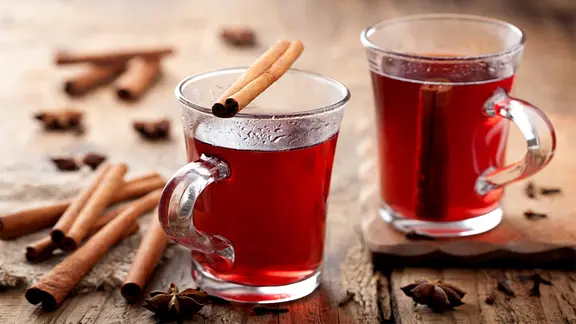 Glühwein lässt sich recht einfach selbst zubereiten. Vorteil: Man weiß genau, was drinsteckt. | Fotolia, dusk Zwei Gläser Punsch, mit Zimtstangen dekoriert.