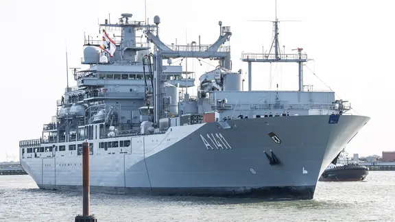Der Einsatzgruppenversorger "Berlin" fährt in den Hafen von Wilhelmshaven ein. | dpa-Bildfunk, Sina Schuldt Der Einsatzgruppenversorger "Berlin" fährt in den Hafen von Wilhelmshaven ein.