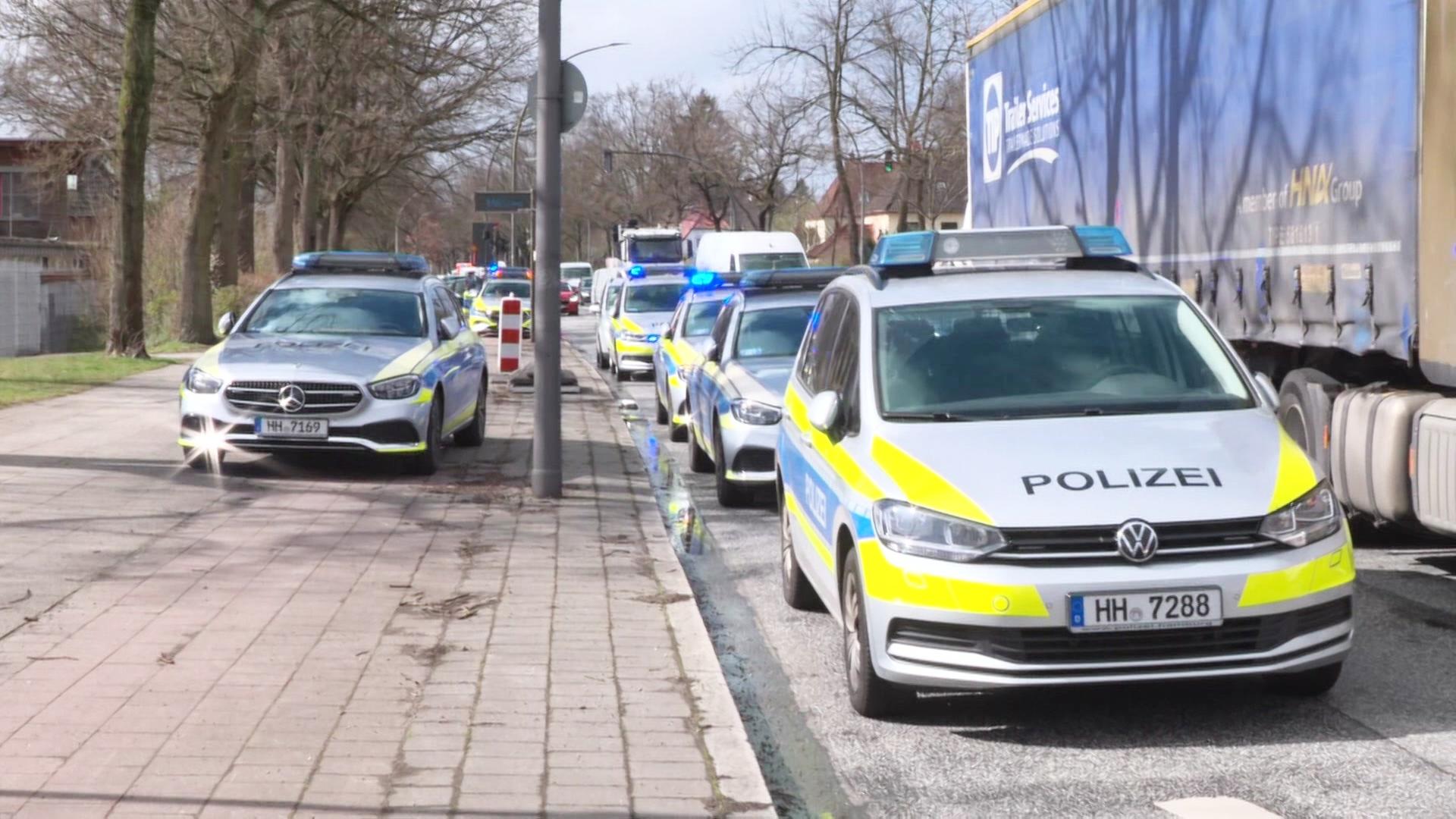 Jugendlicher an Schule mit Messer lebensgefährlich verletzt