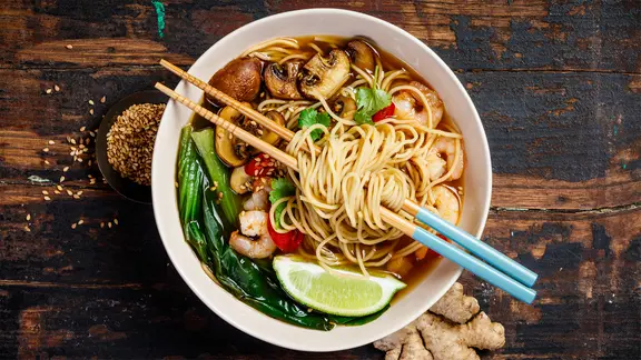 Asiatische Nudelsuppe in einer großen Schale serviert