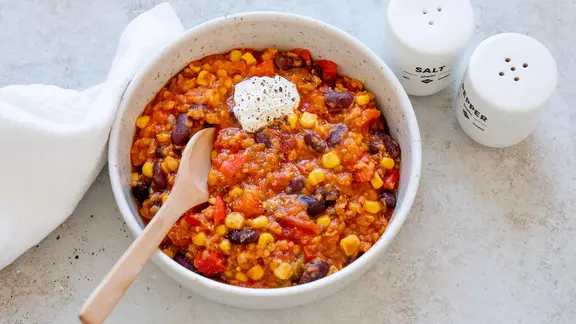 Eine Schale mit Chili sin carne, darauf ein Klecks saure Sahne.