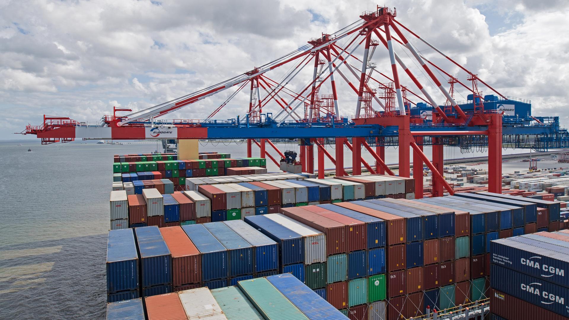 Container werden im JadeWeserPort in Wilhelmshaven verladen. | picture alliance, Ingo Wagner