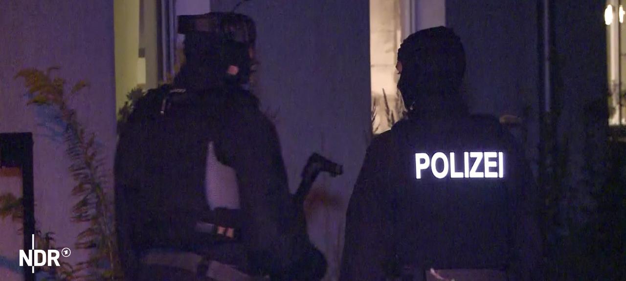 Polizei Razzia gegen Mitglieder der Gruppe „Nordkreuz" wegen des Verdachts der Vorbereitung einer staatsgefährdenden Gewalttat | NDR Polizei-Razzia