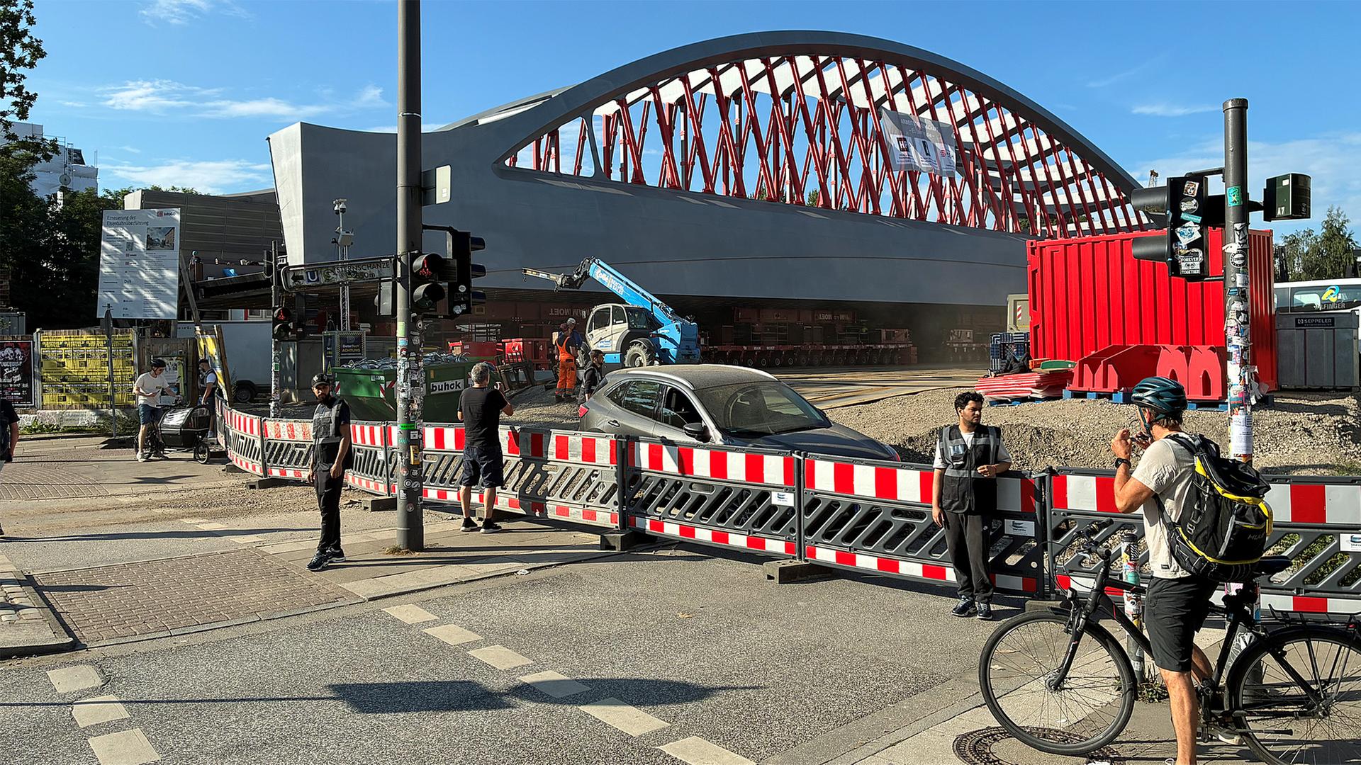 Sternbrücke in Hamburg-Altona: Transport beginnt
