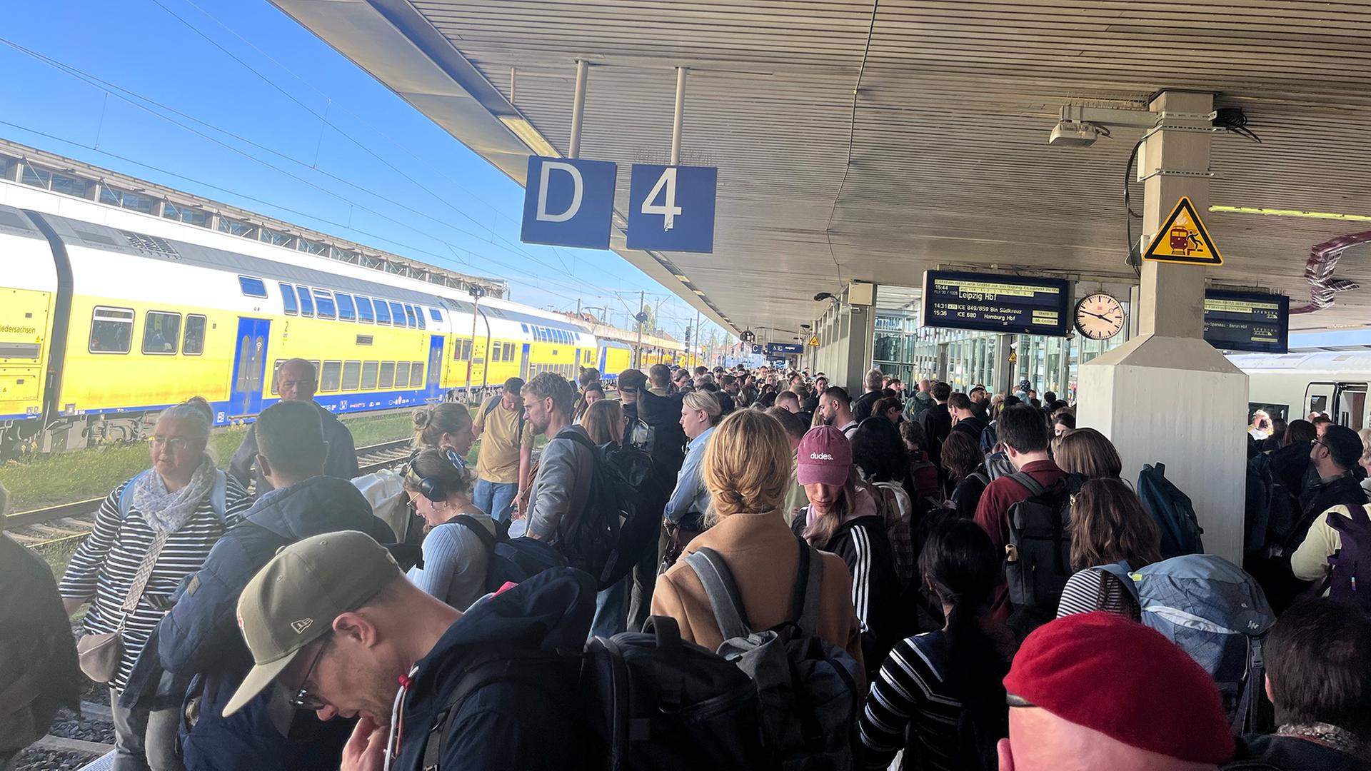 Zahlreiche Menschen stehen an einem Gleis am Hauptbahnhof in Hannover. | NDR, Christina Herz