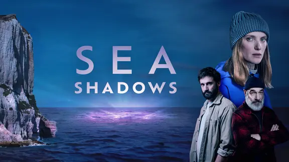 Bildcollage: Links ragt ein Felsen ins Meer, in der Mitte leuchtet das Meer, so als würde es von unten mit violettem Licht angestrahlt und auf der rechten Seite befinden sich drei Personen (eine Frau, zwei Männer).