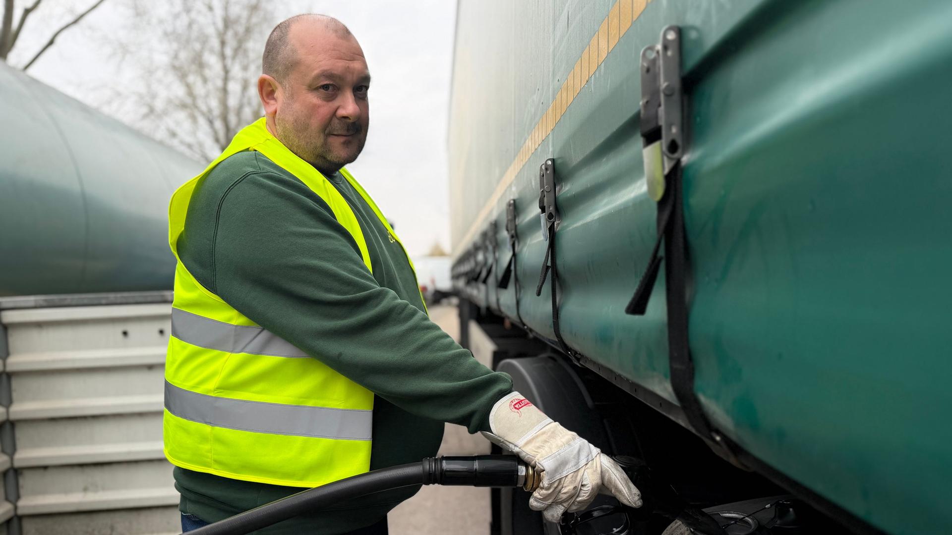 Ein Mann betankt einen Lkw | NDR/Sophia Stritzel
