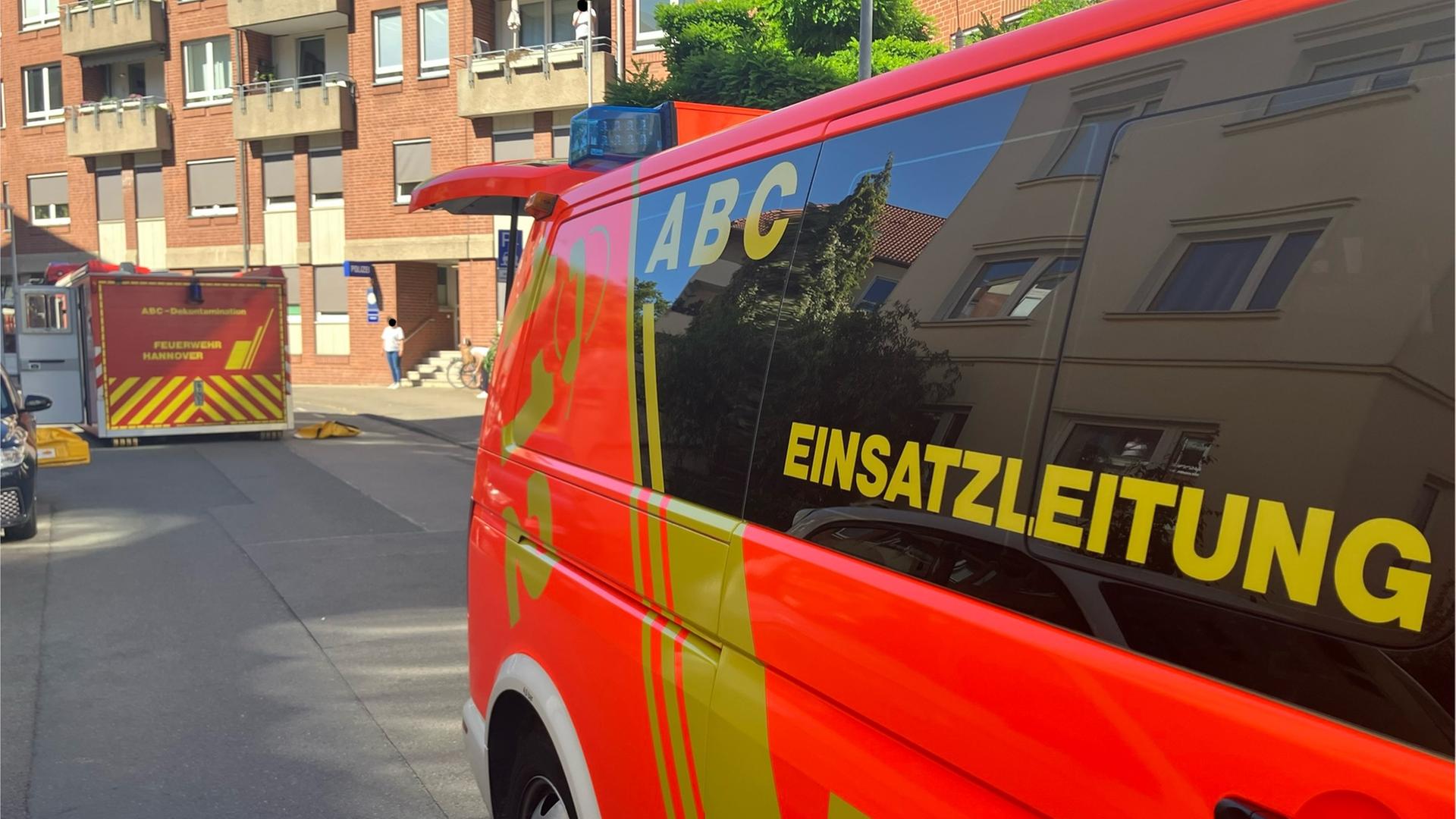 Ein Auto der Feuerwehr Hannover steht vor einem Haus | Feuerwehr Hannover