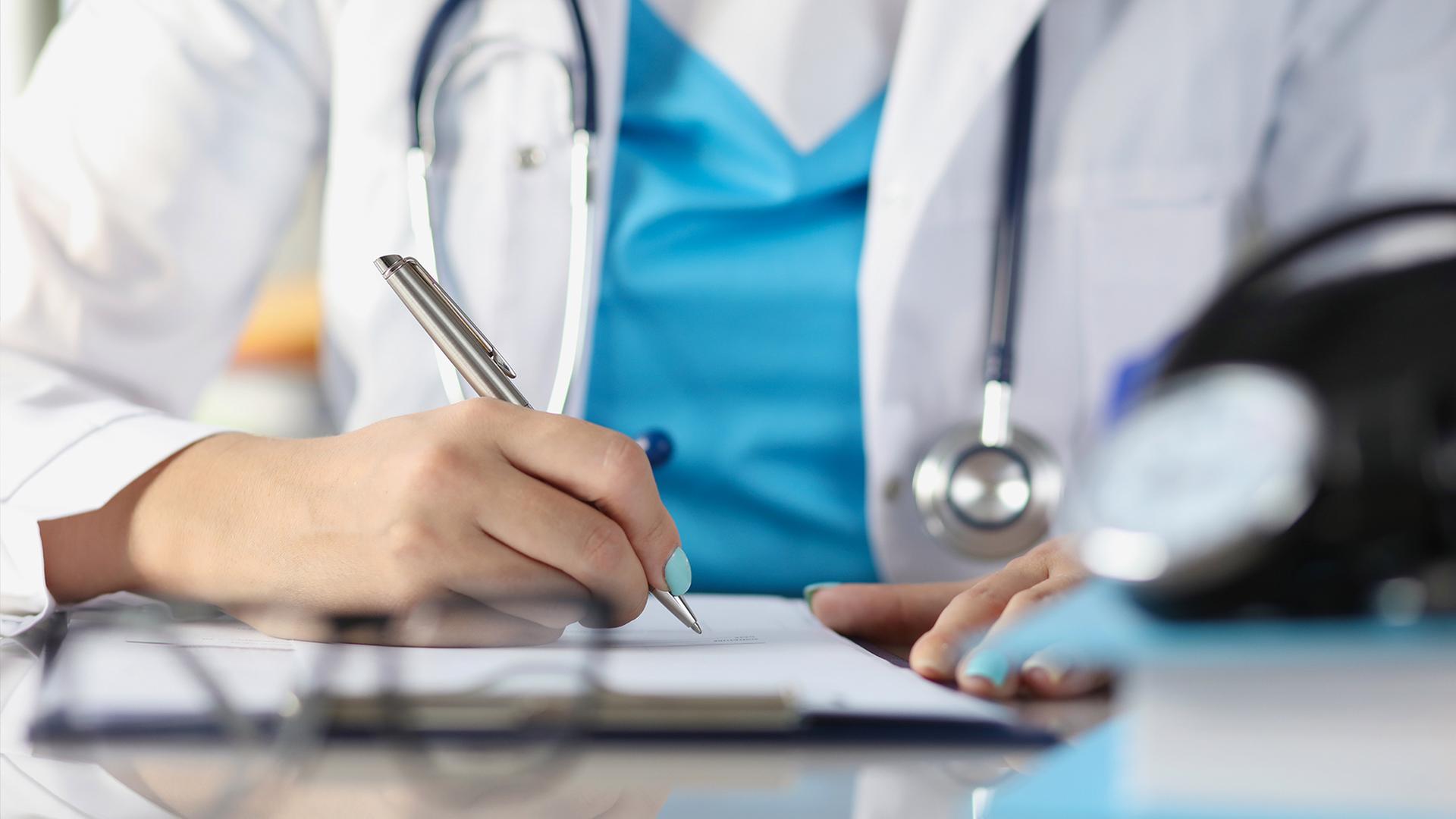 Ärztin schreibt etwas auf. | Colourbox, #257659