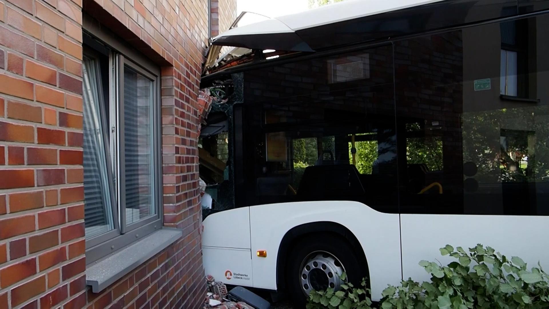 Linienbus kracht in Wohnhaus in Lübeck