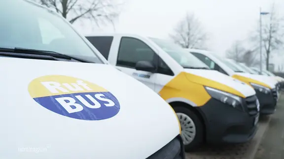 Rufbusse auf einem Parkplatz.
