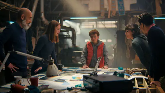 Abigail (Fleur Geffrier) wird in die Recherchen der Gruppe um Jimmy (Ewenn Weber) eingeweiht.