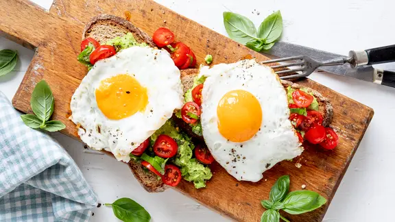 Zwei Scheiben Vollkornbrot mit Spiegeleiern und Erbsenmus. | ZS-Verlag, Claudia Timmann Zwei Scheiben Vollkornbrot mit Spiegeleiern und Erbsenmus.