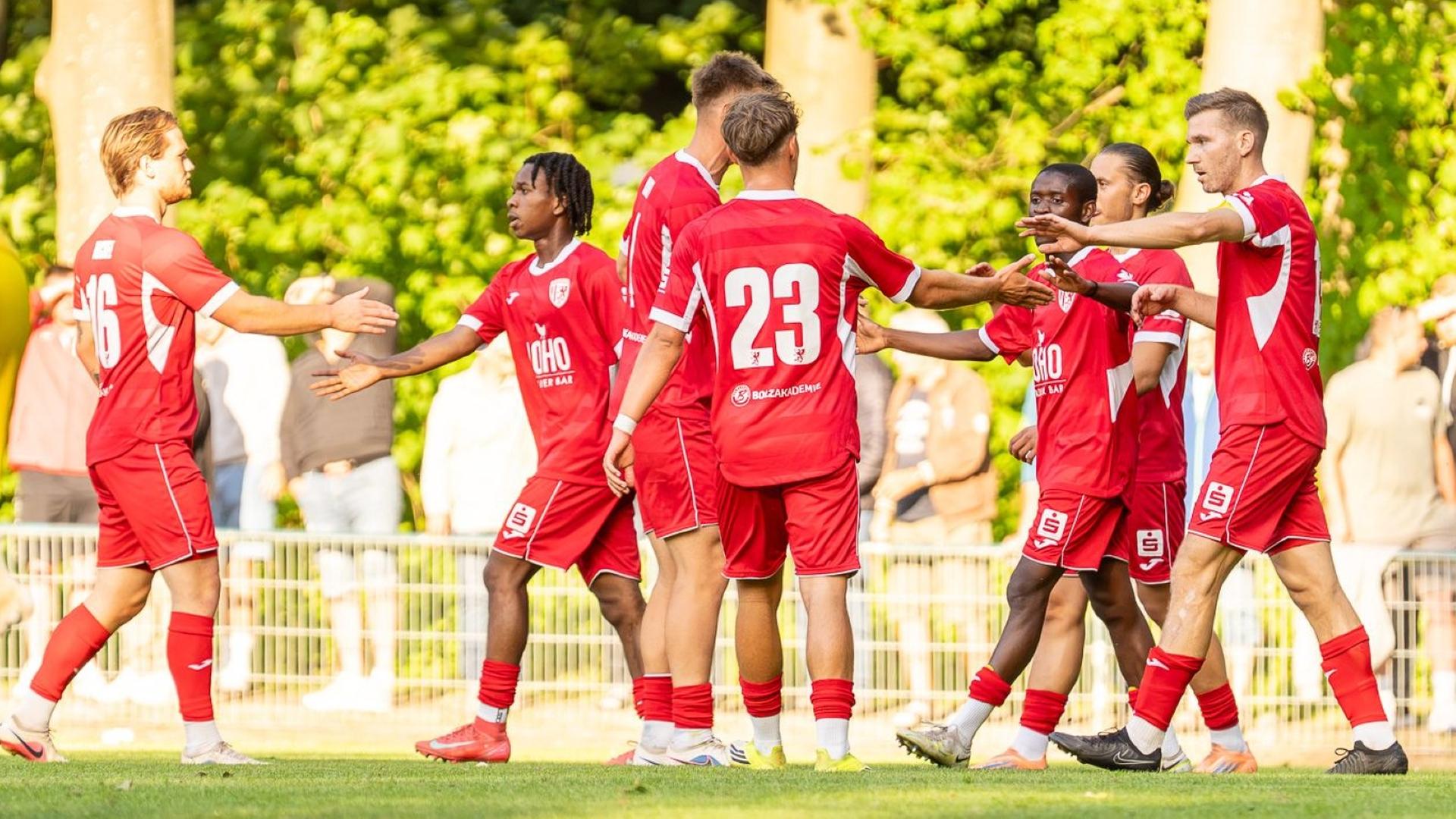 Spieler des Greifswalder FC jubeln nach einem Tor. | Greifswalder FC