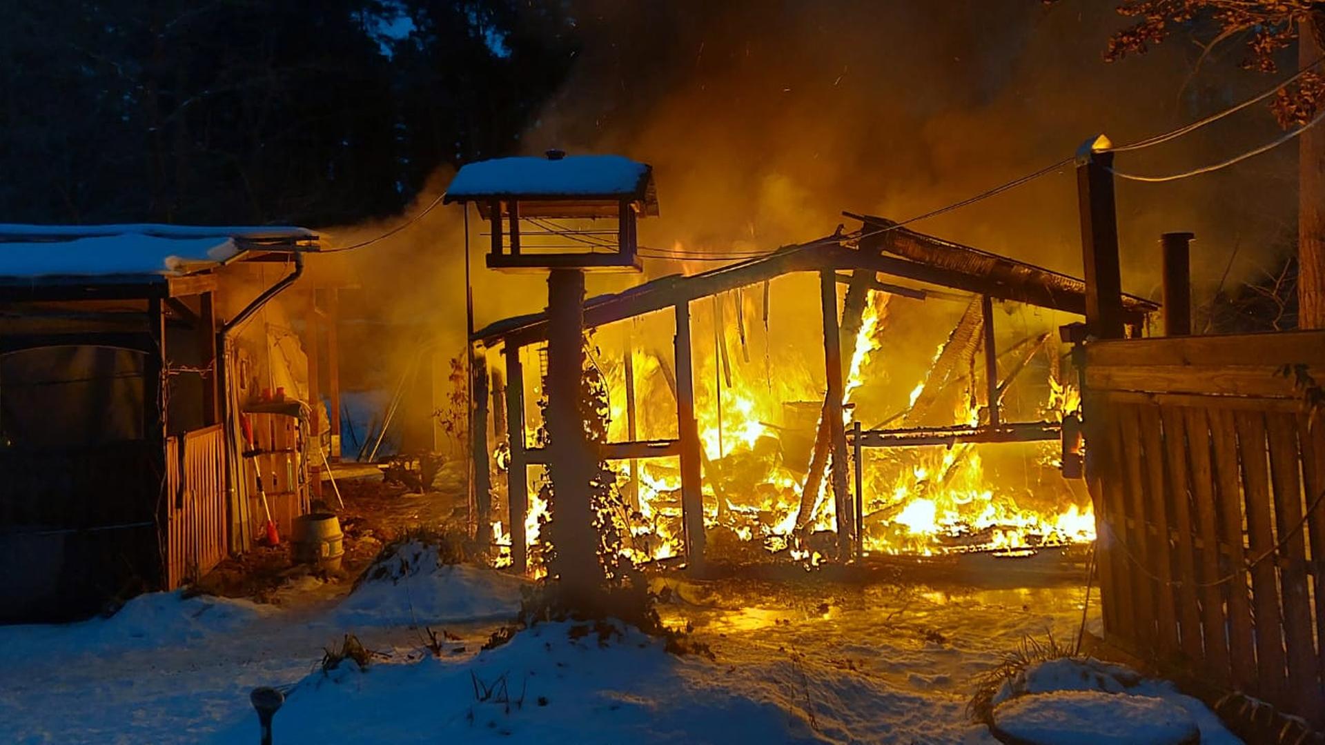 Campingplatz in Waren: Wohnwagenanbau geht in Flammen auf