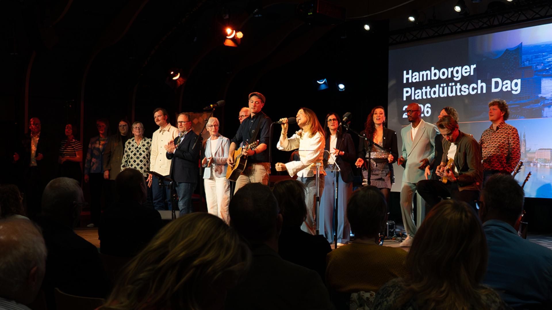 Menschen stehen auf einer Bühne und singen | Frederike Burgdorf - NDR