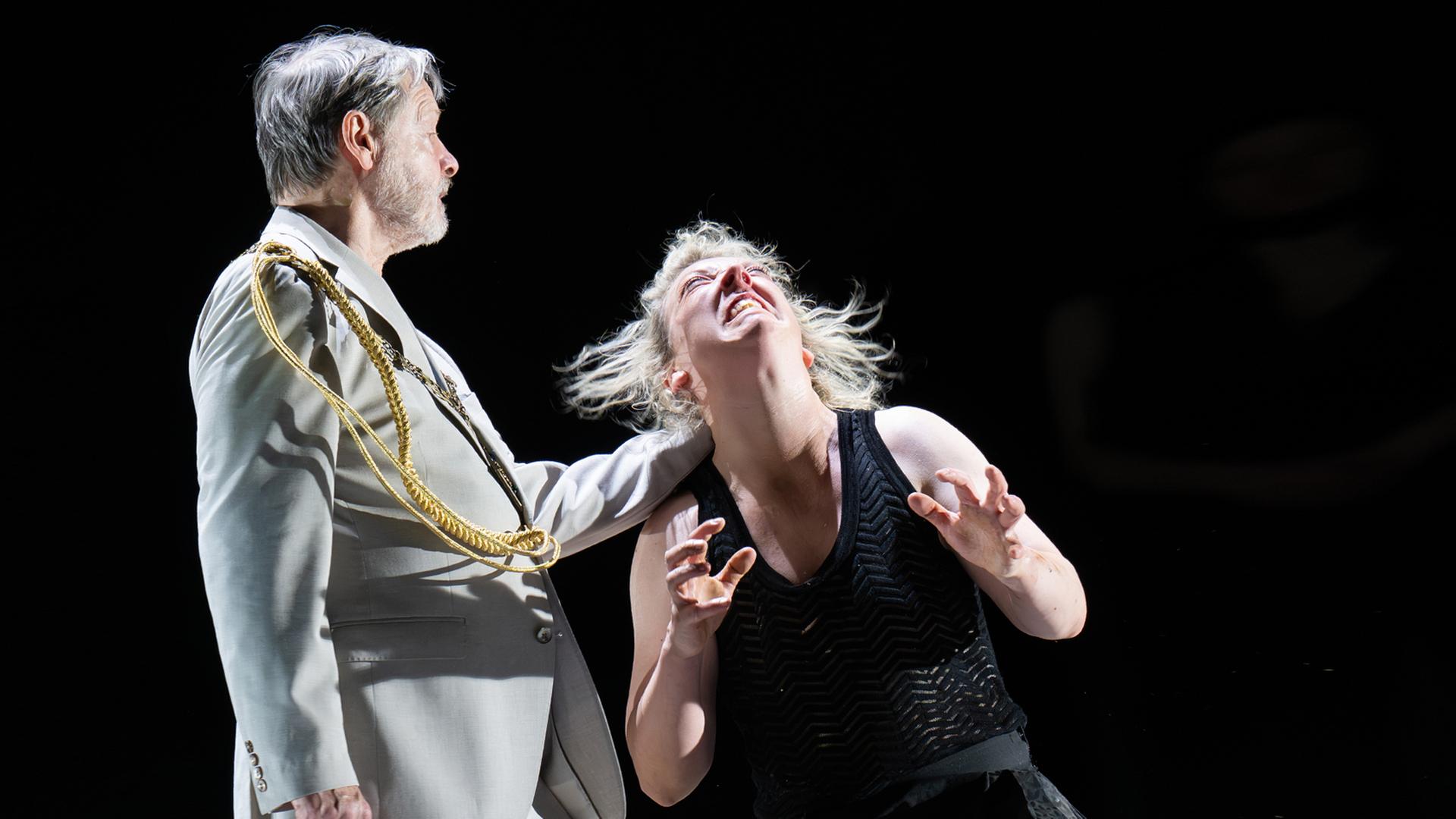Lina Beckmann und Devid Striesow eröffnen die Spielzeit des Schauspielhauses