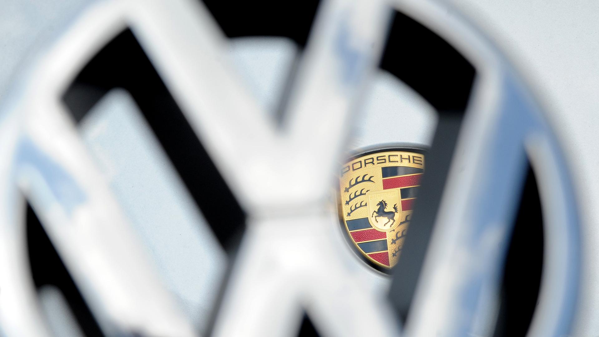 Das Logo von Volkswagen vor dem Porsche-Logo | picture alliance/dpa, Franziska Kraufmann