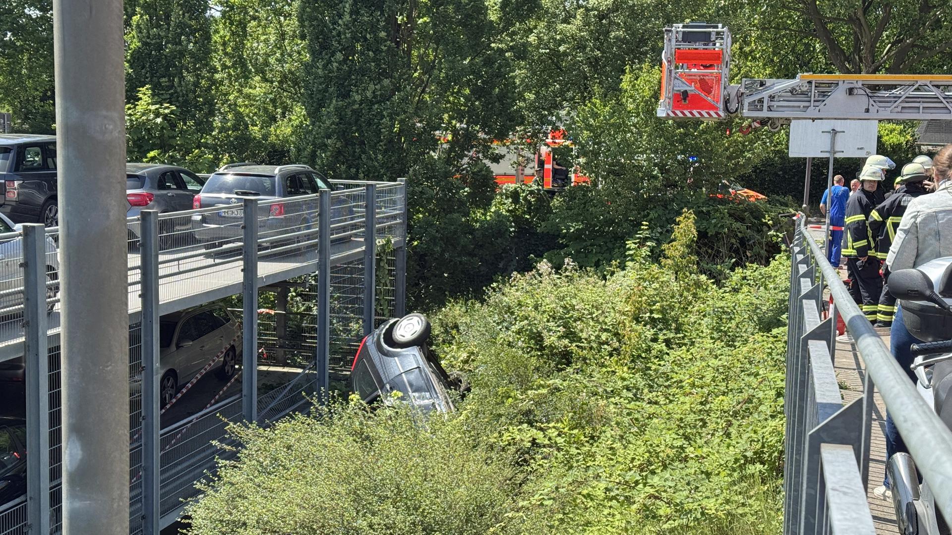 Spektakulärer Unfall: Auto stürzt bei Asklepios Klinik Barmbek in die Tiefe