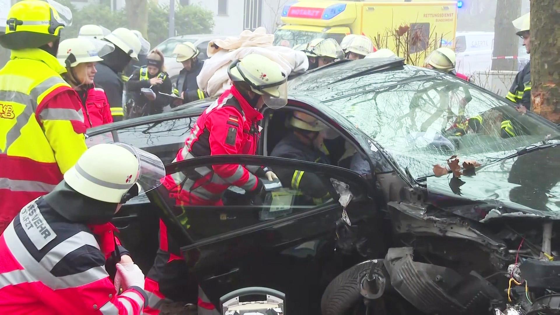 Rahlstedt: Feuerwehr befreit eingeklemmte Autofahrerin
