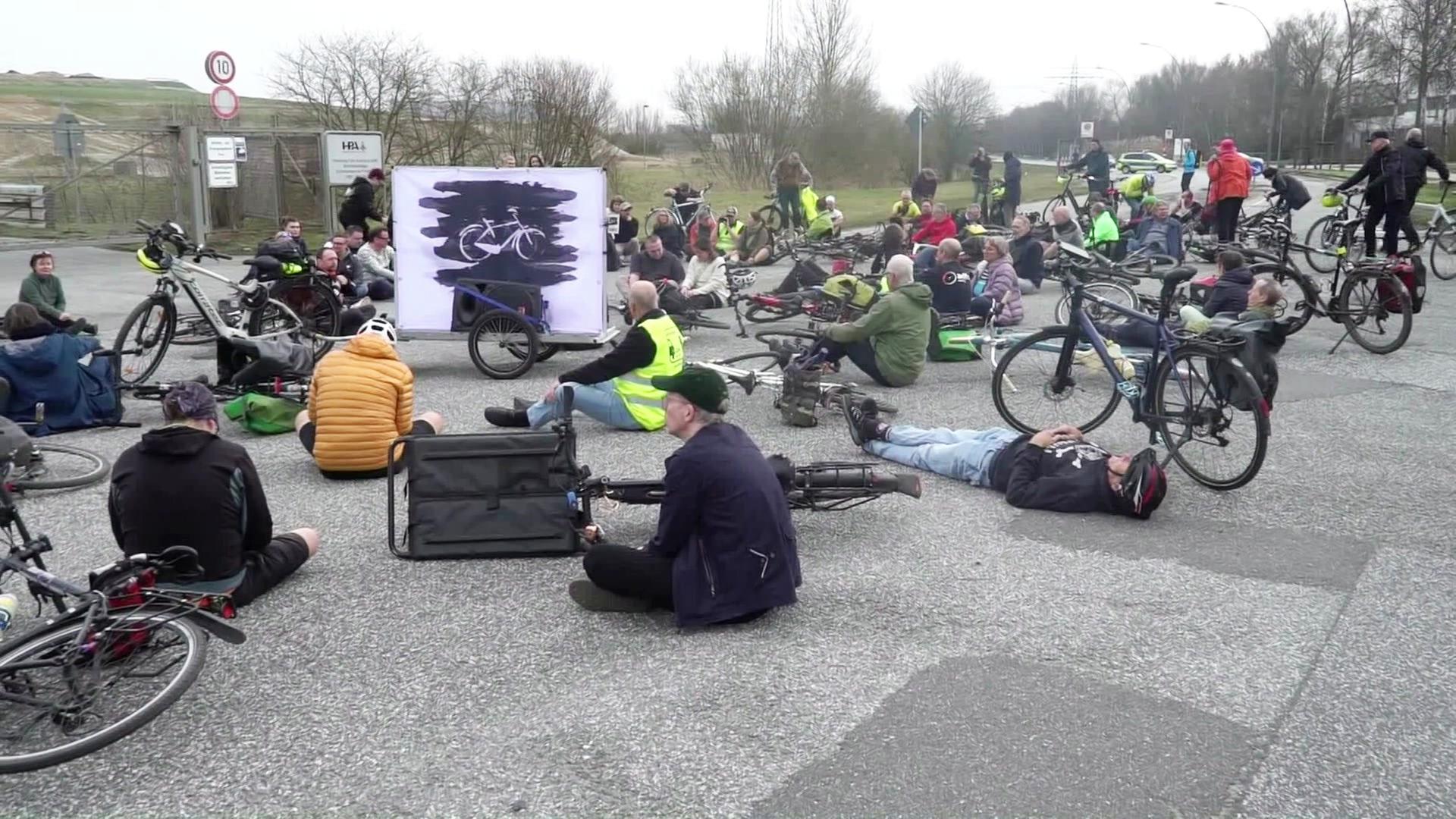 Mahnwache nach tödlichem Fahrradunfall in Hamburg-Moorfleet