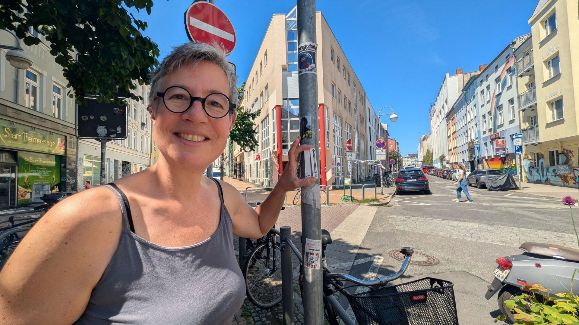 Auf frischer Tat ertappt: Grit Peters setzt Kunstwerke aus