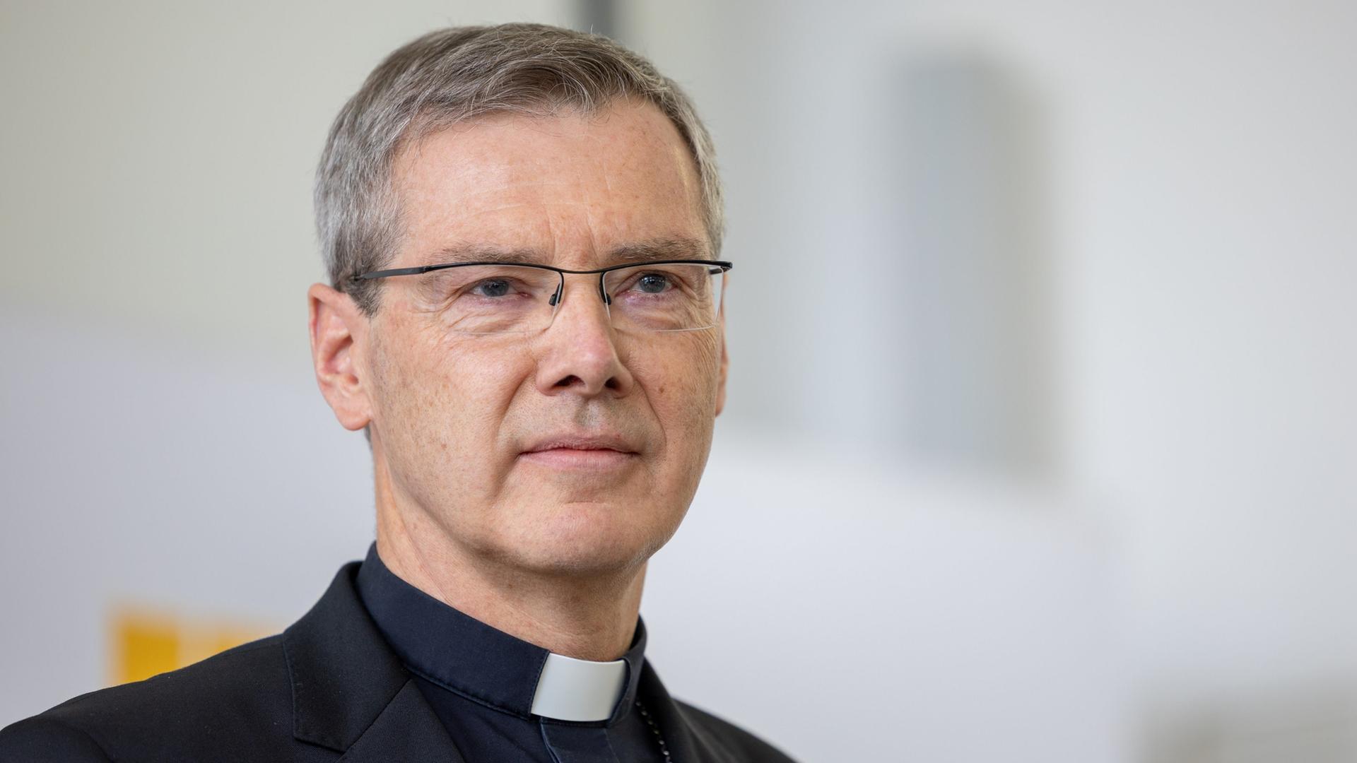 Der neue Vorsitzende der Deutschen Bischofskonferenz, Heiner Wilmer, bei einer Pressekonferenz. | picture alliance / HMB Media | Julien Becker