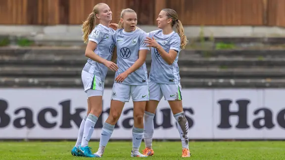 VfL-Spielerin Anny Kerim-Lindland bejubelt ein Tor mit ihren Teamkolleginnen