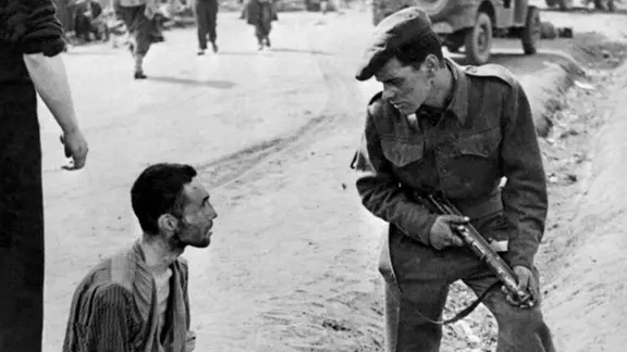 Britischer Soldat spricht mit einem Insassen nach der Befreiung der KZ Bergen-Belsen. (Bild: DPA)