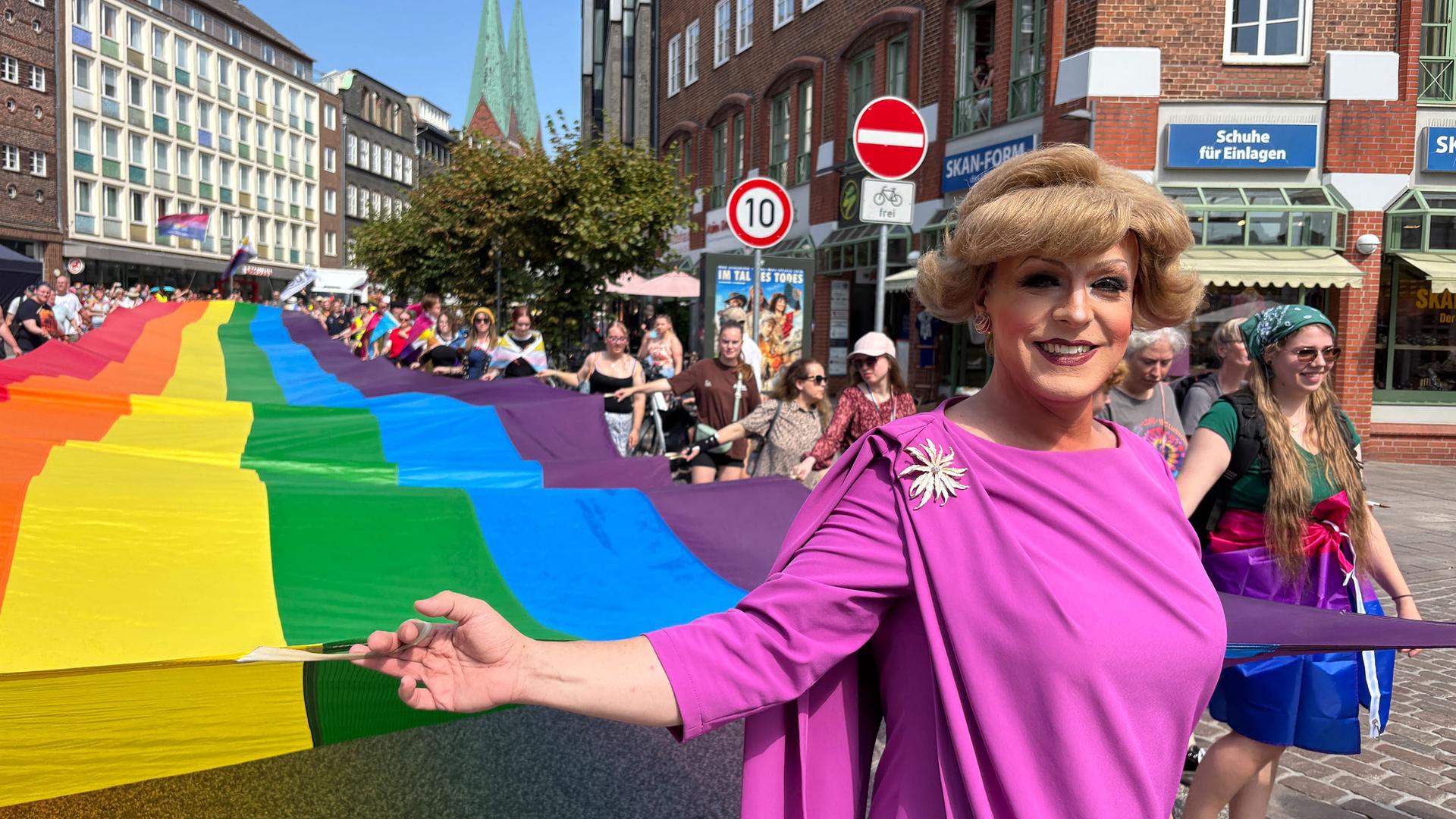CSD in Lübeck: Demo friedlich gestartet