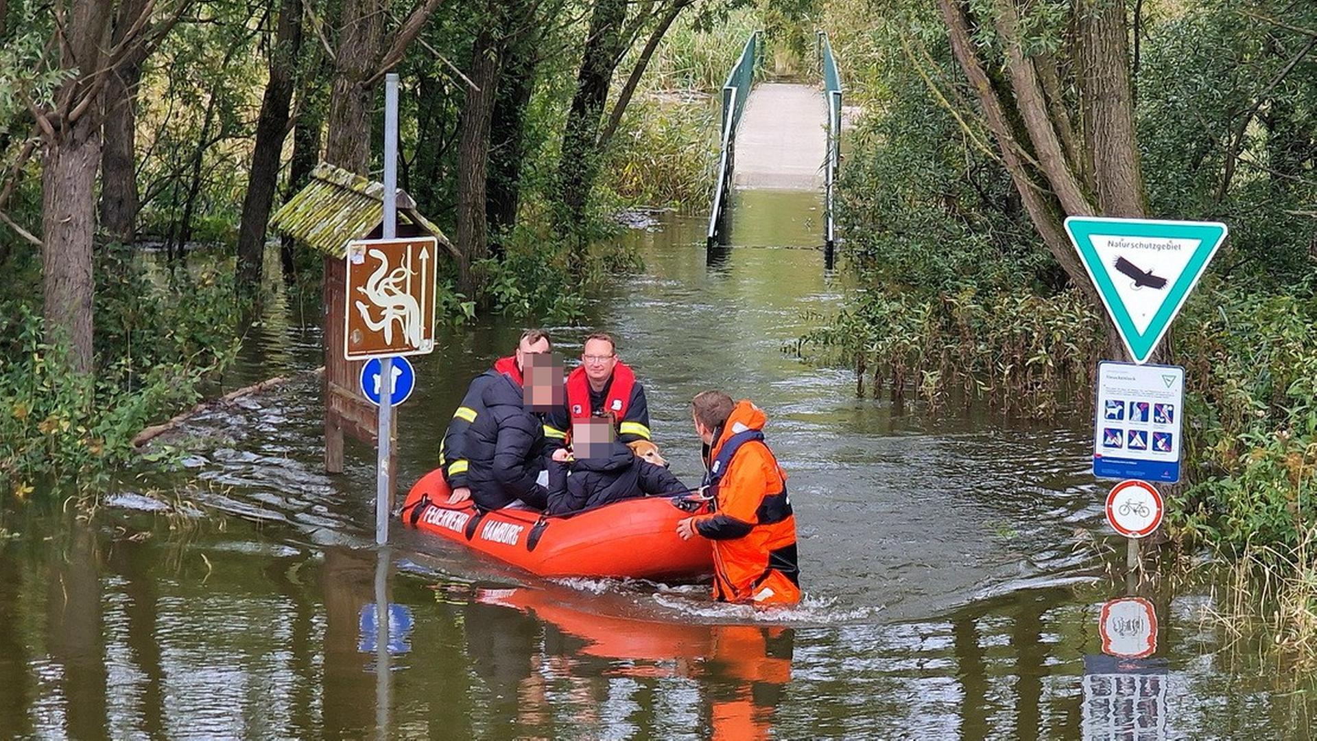 Von Flut überrascht: Feuerwehr befreit eingeschlossene Jugendliche