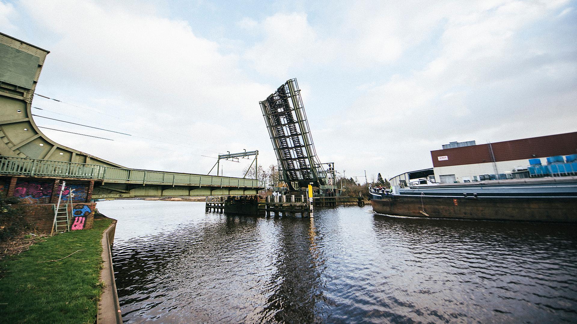 Ein Schiff fährt auf die geöffnete Eisenbahnklappbrücke über der Hunte in Oldenburg zu. | NDR, Julius Matuschik