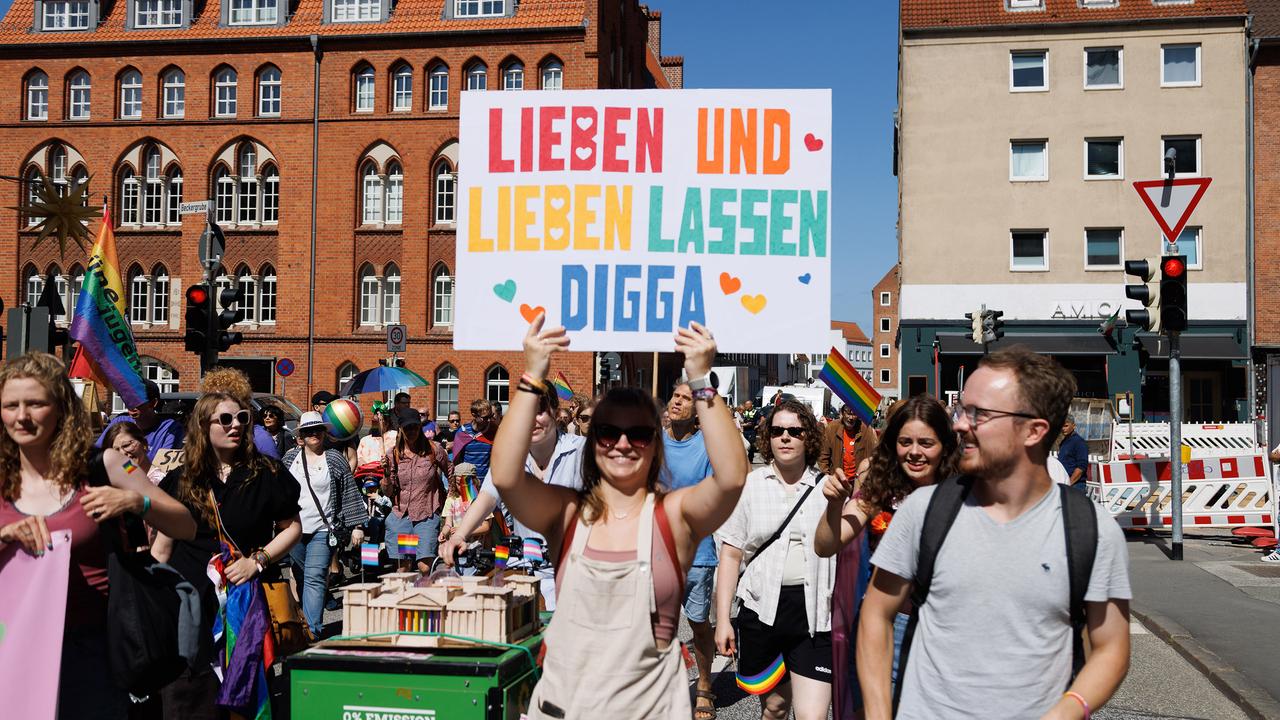 Feiernde Menschen auf dem Lübecker CSD im Jahr 2025