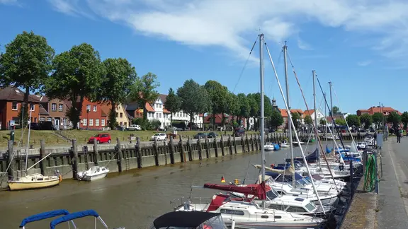 Sportboote im Hafen von Tönning.