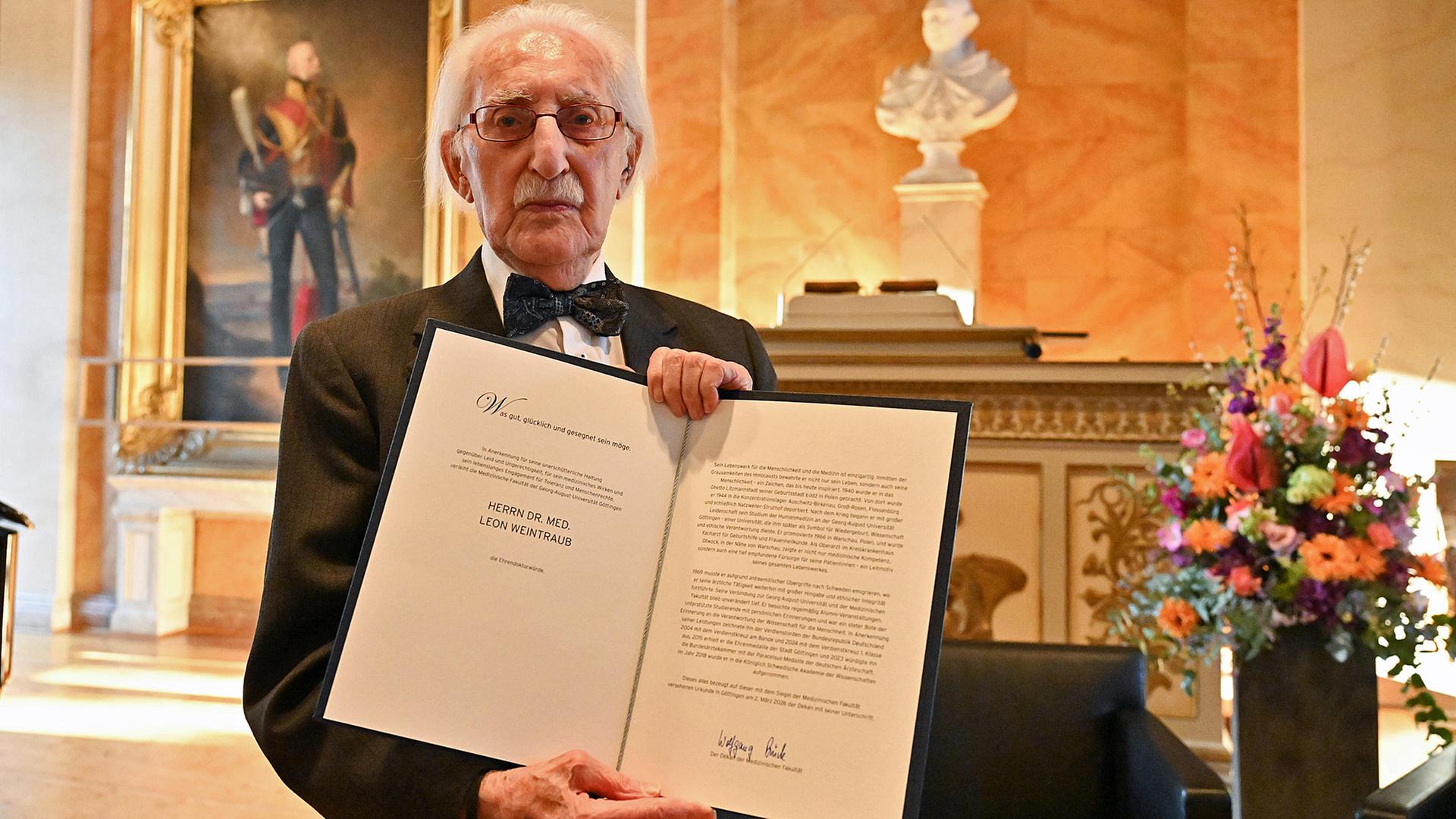 Der Holocaust-Ãberlebende Leon Weintraub hÃ¤lt am 2. MÃ¤rz 2026 in der Aula der UniversitÃ¤t GÃ¶ttingen die EhrendoktorwÃ¼rde der UniversitÃ¤tsmedizin GÃ¶ttingen. | picture alliance/dpa | Swen PfÃ¶rtner